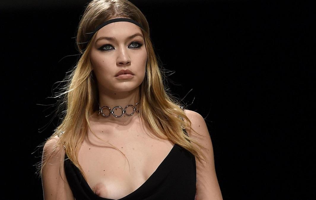 Gigi Hadid, seno scoperto alla sfilata di Verace
