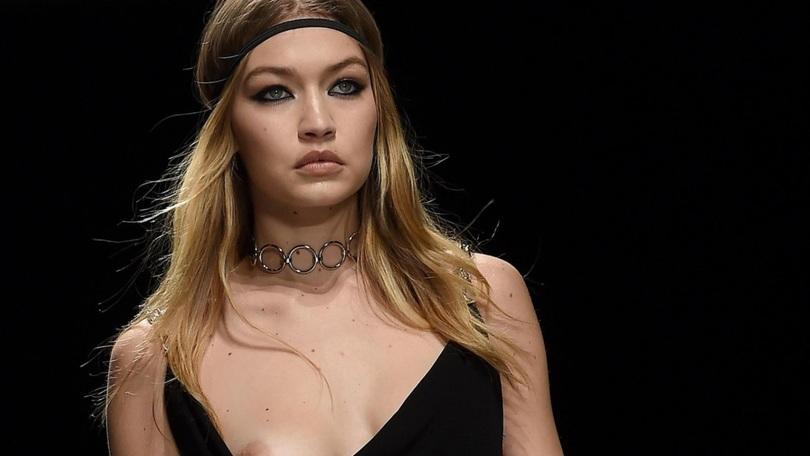 Gigi Hadid, seno scoperto alla sfilata di Verace
