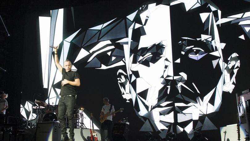 Ramazzotti in concerto: anche il Palalottomatica diventa bianconero