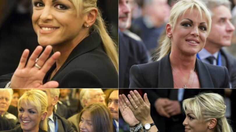 Francesca con Berlusconi e mostra l'anello al dito