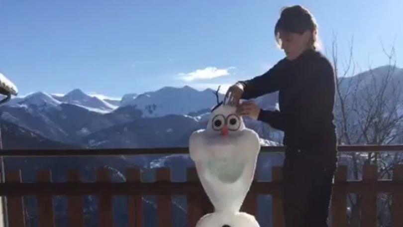 La moglie di Cassano crea un pupazzo di neve in diretta social