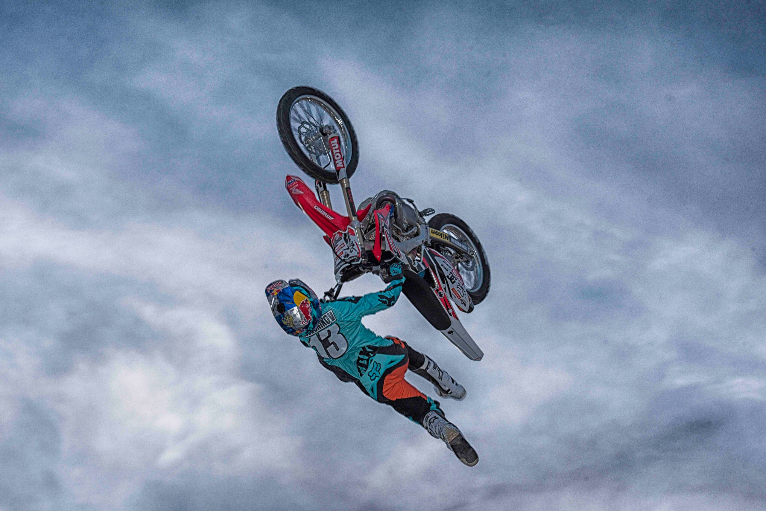 Motodays, a 20 metri da terra con il freestyle!