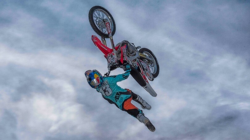 Motodays, a 20 metri da terra con il freestyle!