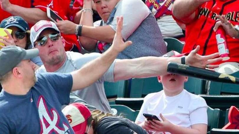 Baseball, la mazza vola negli spalti: tifoso eroe salva un bambino