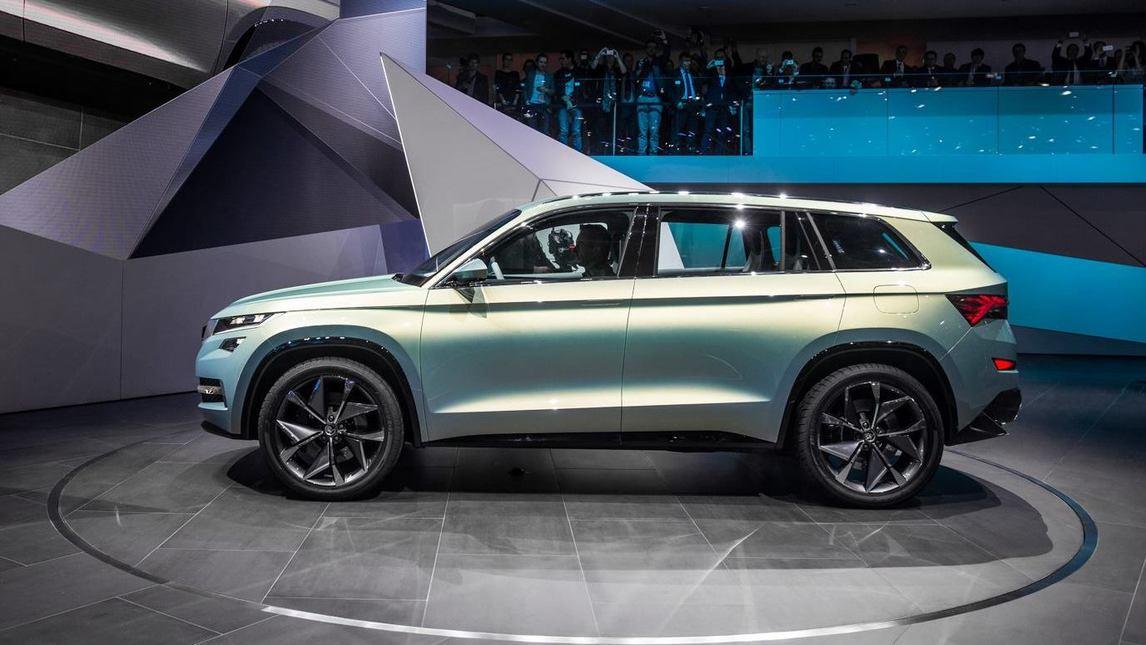 Skoda VisionS, le foto del SUV ibrido