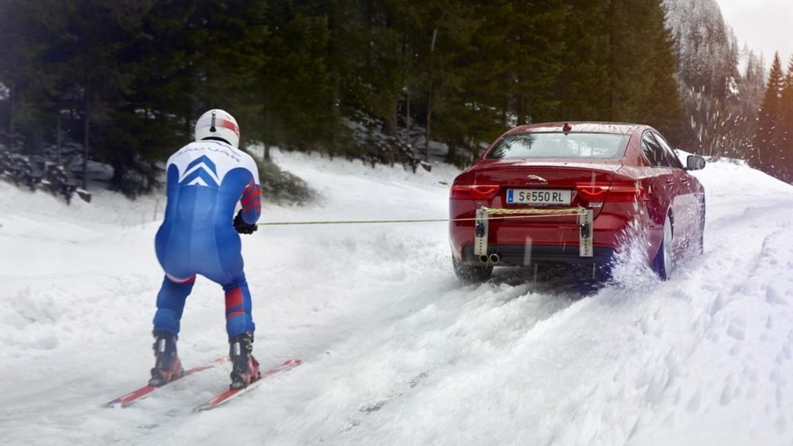 A 160 sulla neve trainato da una Jaguar XE