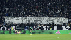 Juventus, i tifosi stanno con Allegri: striscioni per lui e cori contro Sacchi