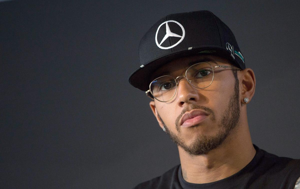 F1, polizia indaga su Hamilton per un selfie in moto