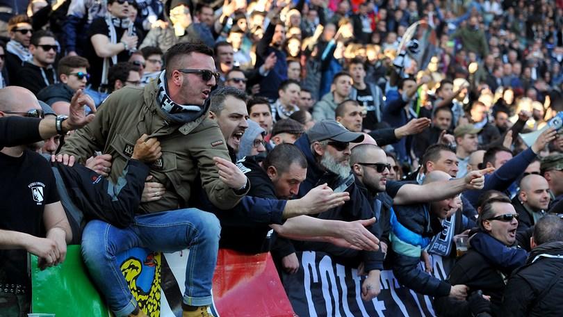 Udinese, contestazione dopo il ko con la Roma: squadra sotto la curva