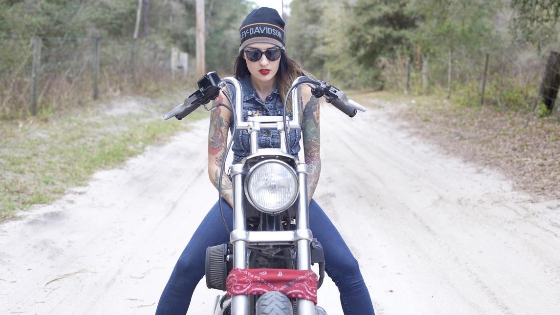 Iron Lilies, le harleyste d'acciaio