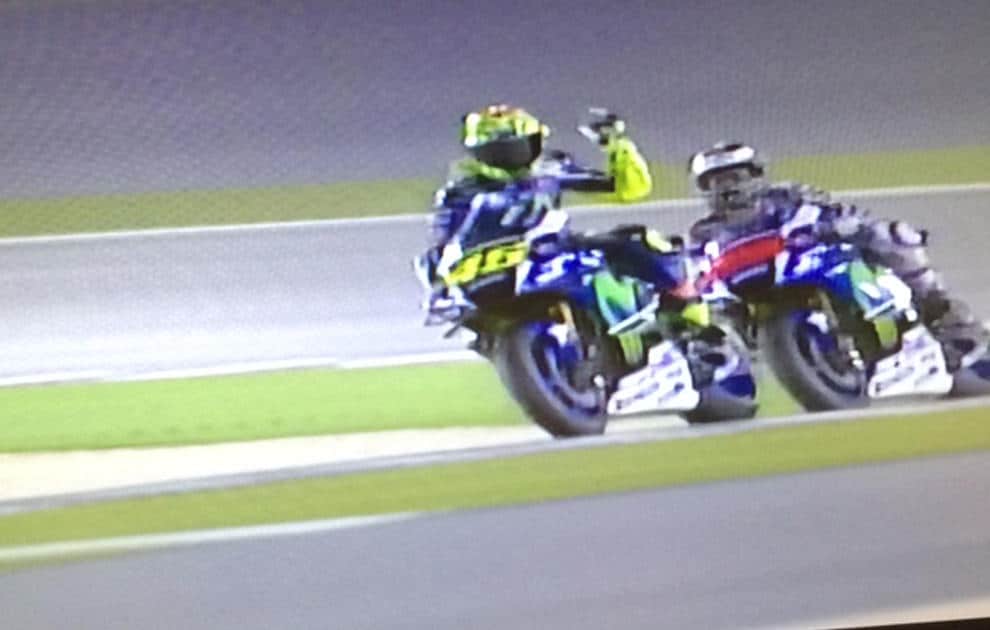 Rossi-Lorenzo, tensione in prova: la sequenza dello "screzio"