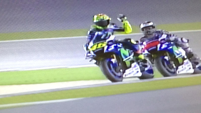 Rossi-Lorenzo, tensione in prova: la sequenza dello "screzio"