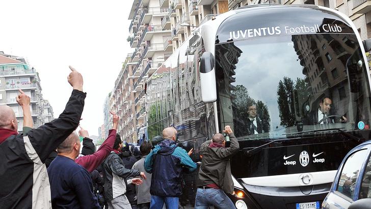 Torino-Juventus, sasso verso il pullman bianconero: fermati due tifosi