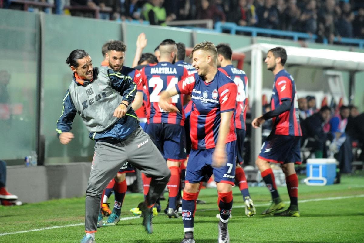 Serie B, Il Crotone, super poker: primo posto e Pescara ko