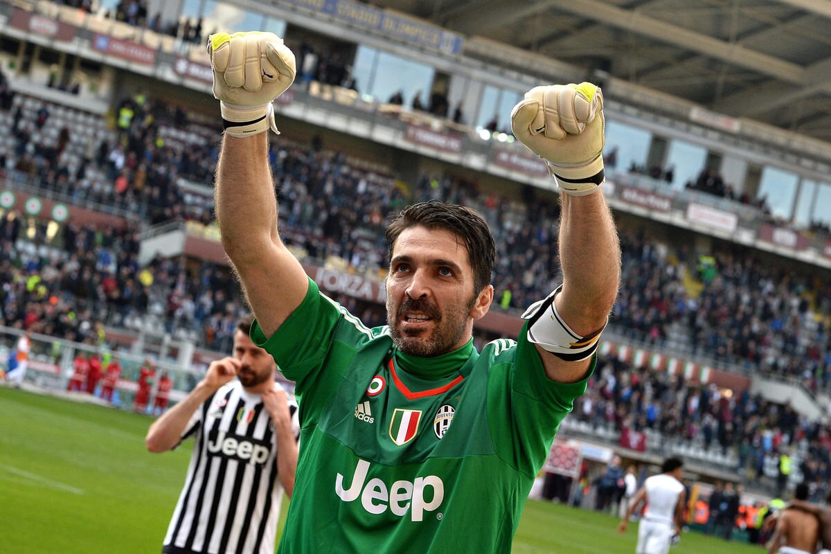 Buffon, ode alla porta: «25 anni fa ho giurato di proteggerti e custodirti»