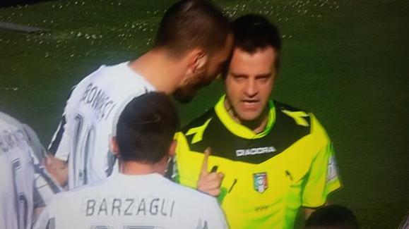 Torino-Juventus, Bonucci contro Rizzoli: l'immagine fa il giro del web