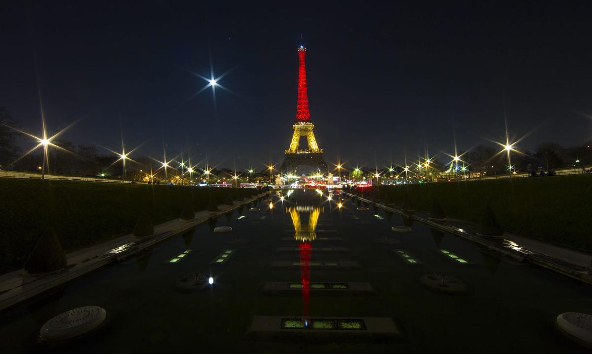 Attentati Bruxelles, da Roma a Parigi, i monumenti si illuminano con i colori del Belgio
