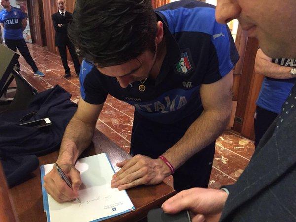 Buffon, autografo alle Forze Armate: «Con stima e fiducia»
