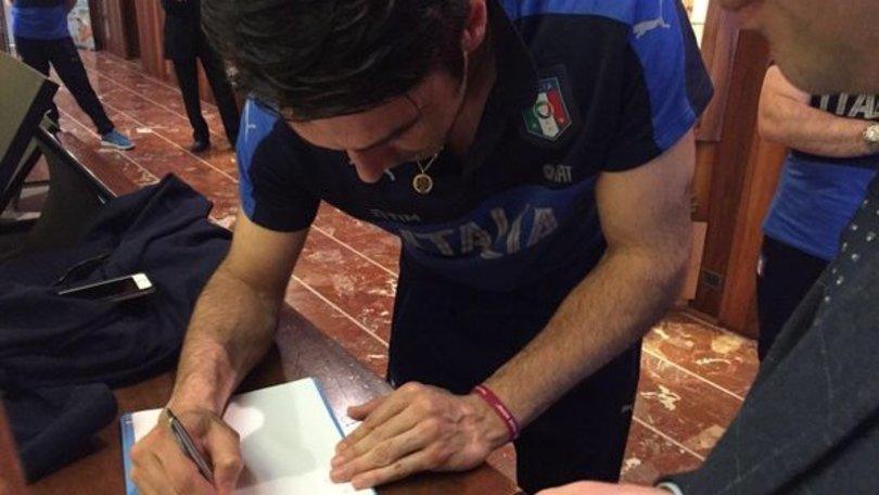 Buffon, autografo alle Forze Armate: «Con stima e fiducia»