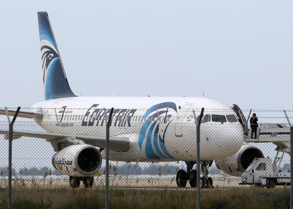 Egitto, aereo dirottato. Arrestato l'attentatore, ostaggi liberati