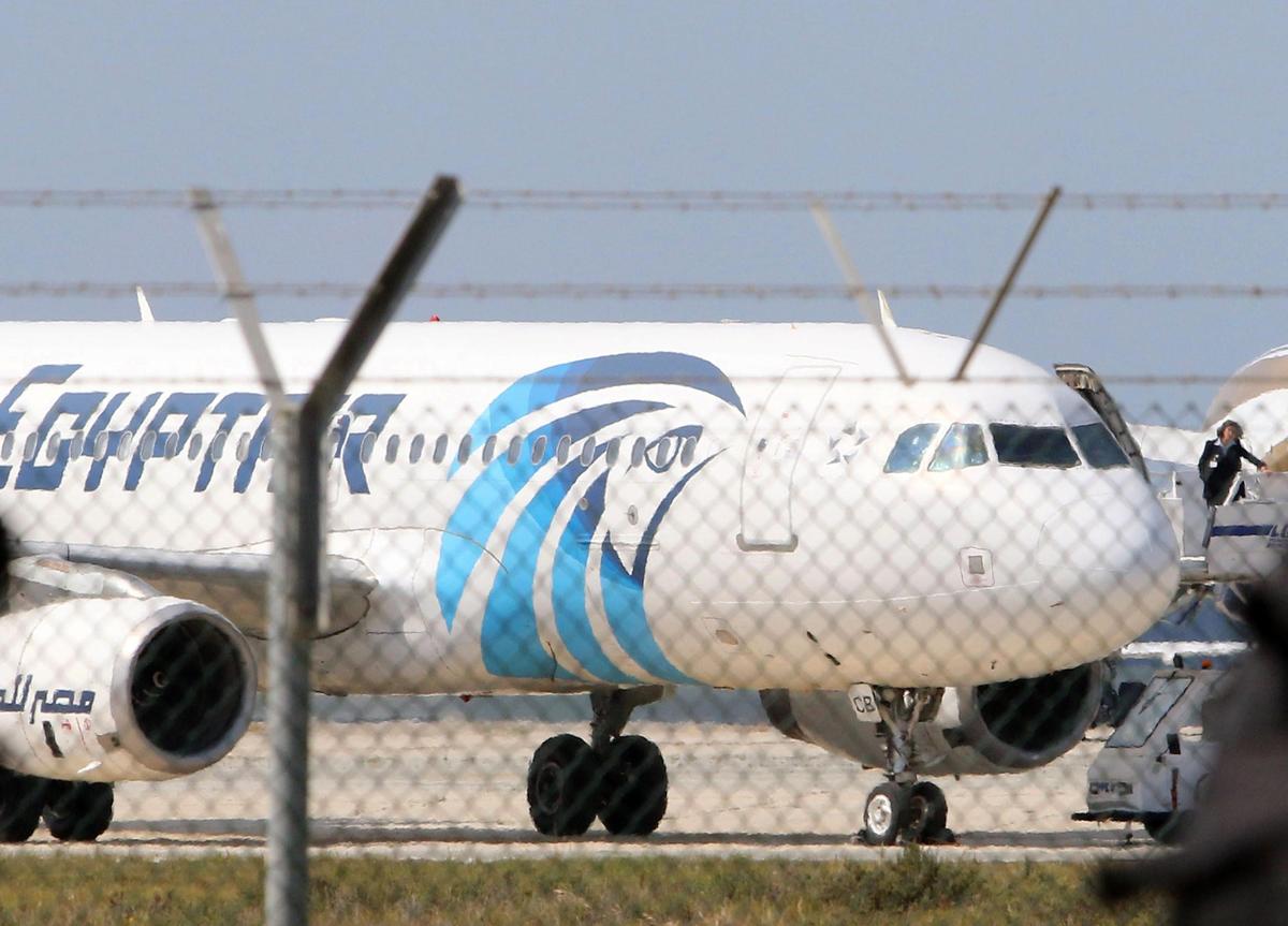 Egitto, aereo dirottato a Cipro: anche un italiano tra gli ostaggi