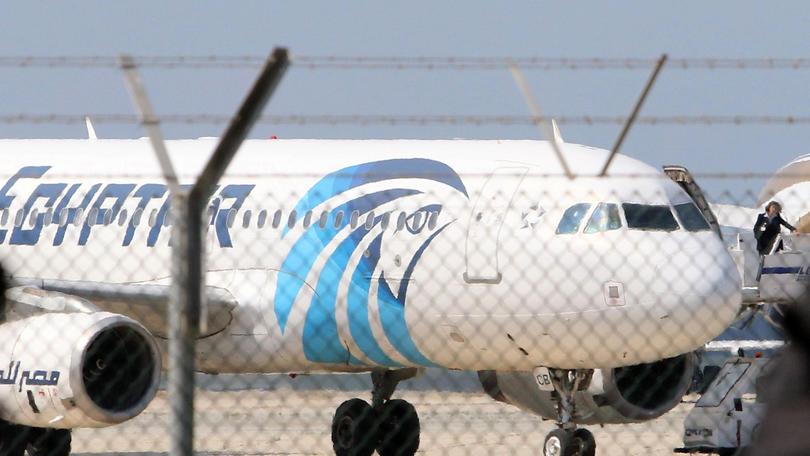 Egitto, aereo dirottato a Cipro: anche un italiano tra gli ostaggi