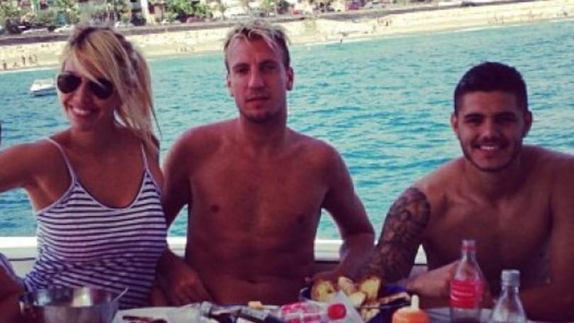Wanda Nara furiosa, Maxi Lopez la blocca sul telefono