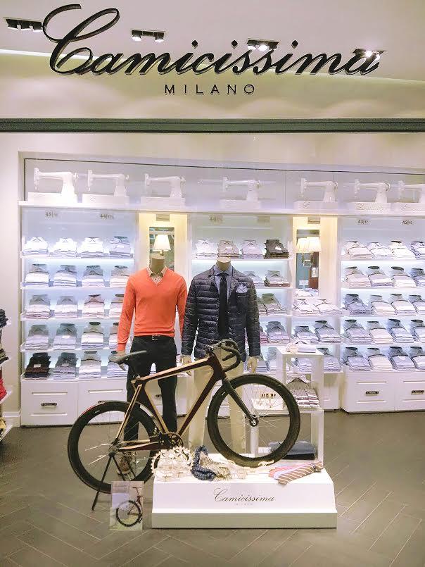 Tema bike per le vetrine di Camicissima