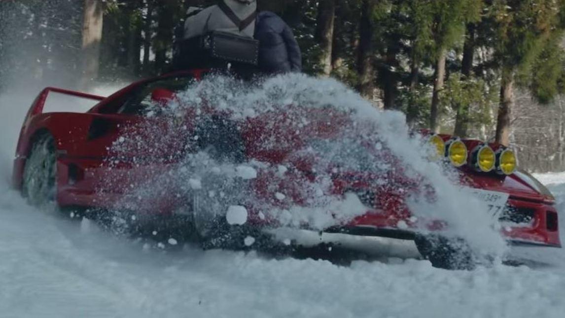 Ferrari F40, con le catene sfida anche le piste da sci