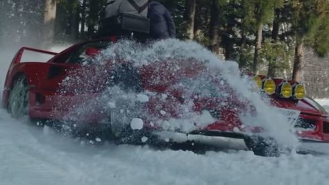 Ferrari F40, con le catene sfida anche le piste da sci