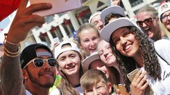 Hamilton, che look in Bahrain: quanti selfie con i fan