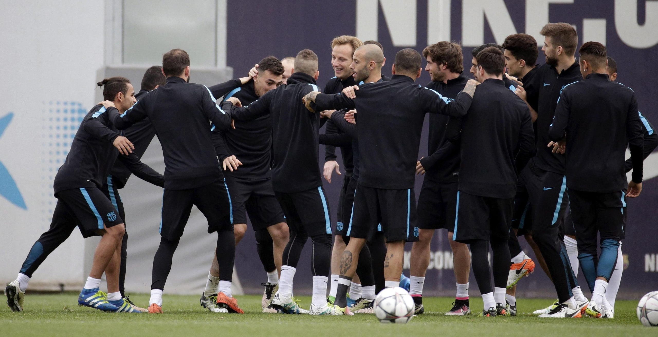 Barcellona, quanti scherzi in allenamento: la Champions non fa paura