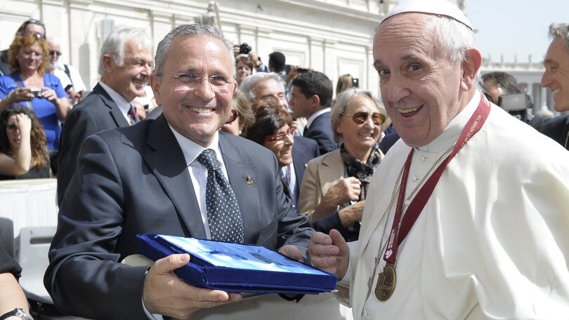 Maratona di Roma, consegnata la medaglia al Papa