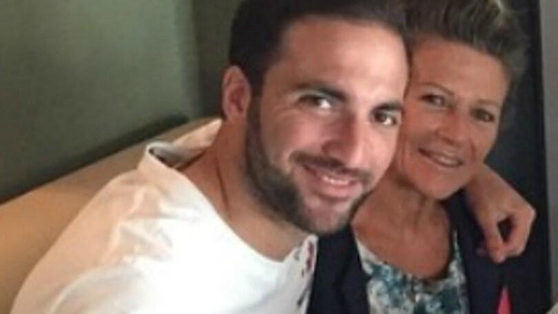 Napoli, la mamma di Higuain non ci sta: «Le cose devono essere uguali per tutti»