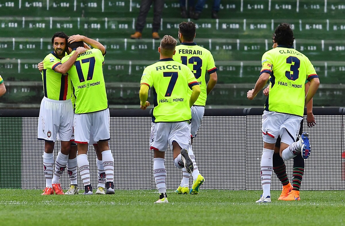 Serie B: fuga Crotone sul Cagliari. Il Novara cade con lo Spezia