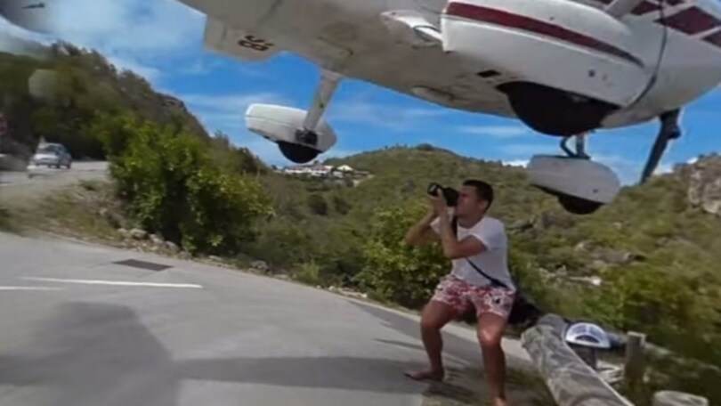 Atterraggio da brividi! L'aereo sfiora il fotografo