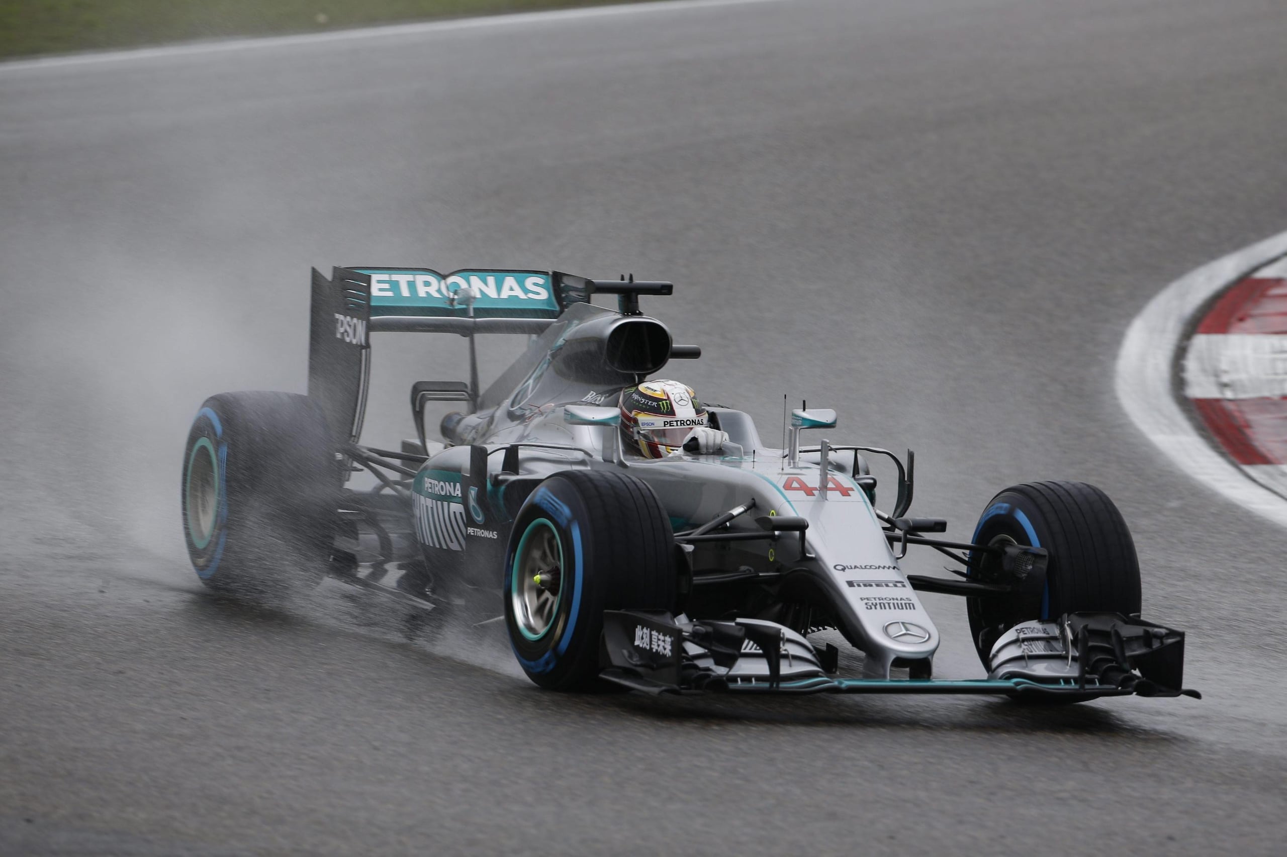 F1 Mercedes, Hamilton: «Speriamo di risolvere i problemi»