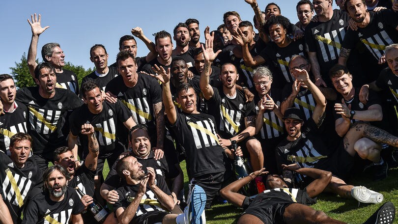 Juventus campione d'Italia, delirio bianconero a Vinovo