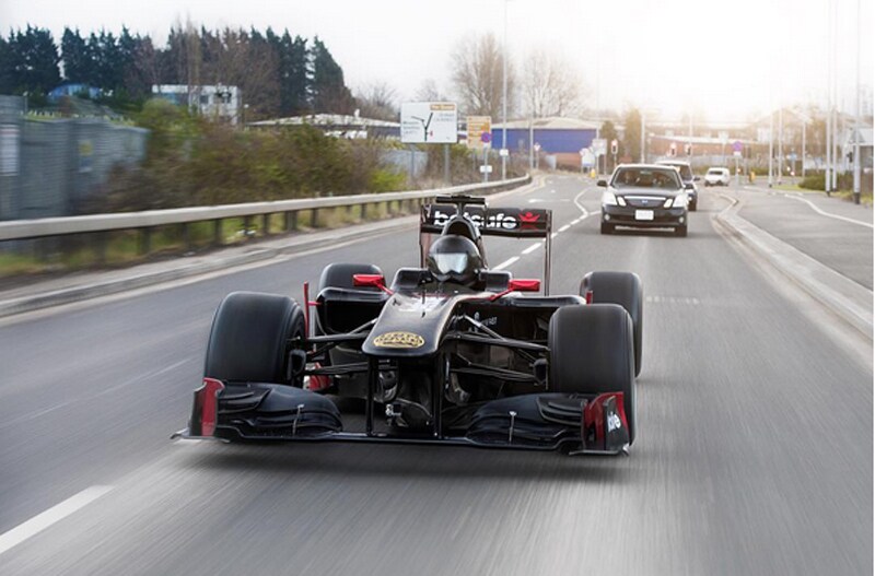 F1, a Manchester una monoposto sfreccia per strada