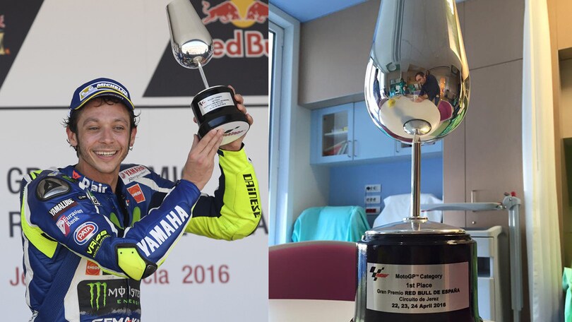 Rossi dona la coppa di Jerez a un bimbo malato