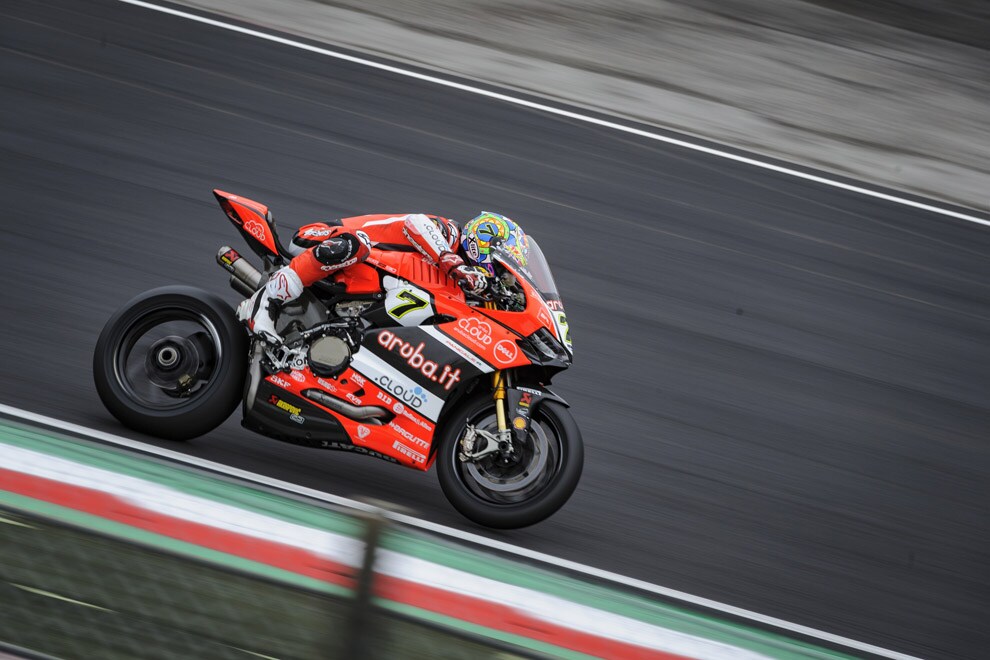 Ducati domina la Superbike a Imola: "zampata" di Davies