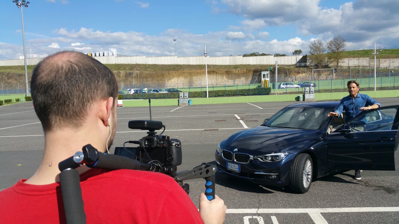 Jimmy Ghione in pista con la BMW 330e per Tuttosport
