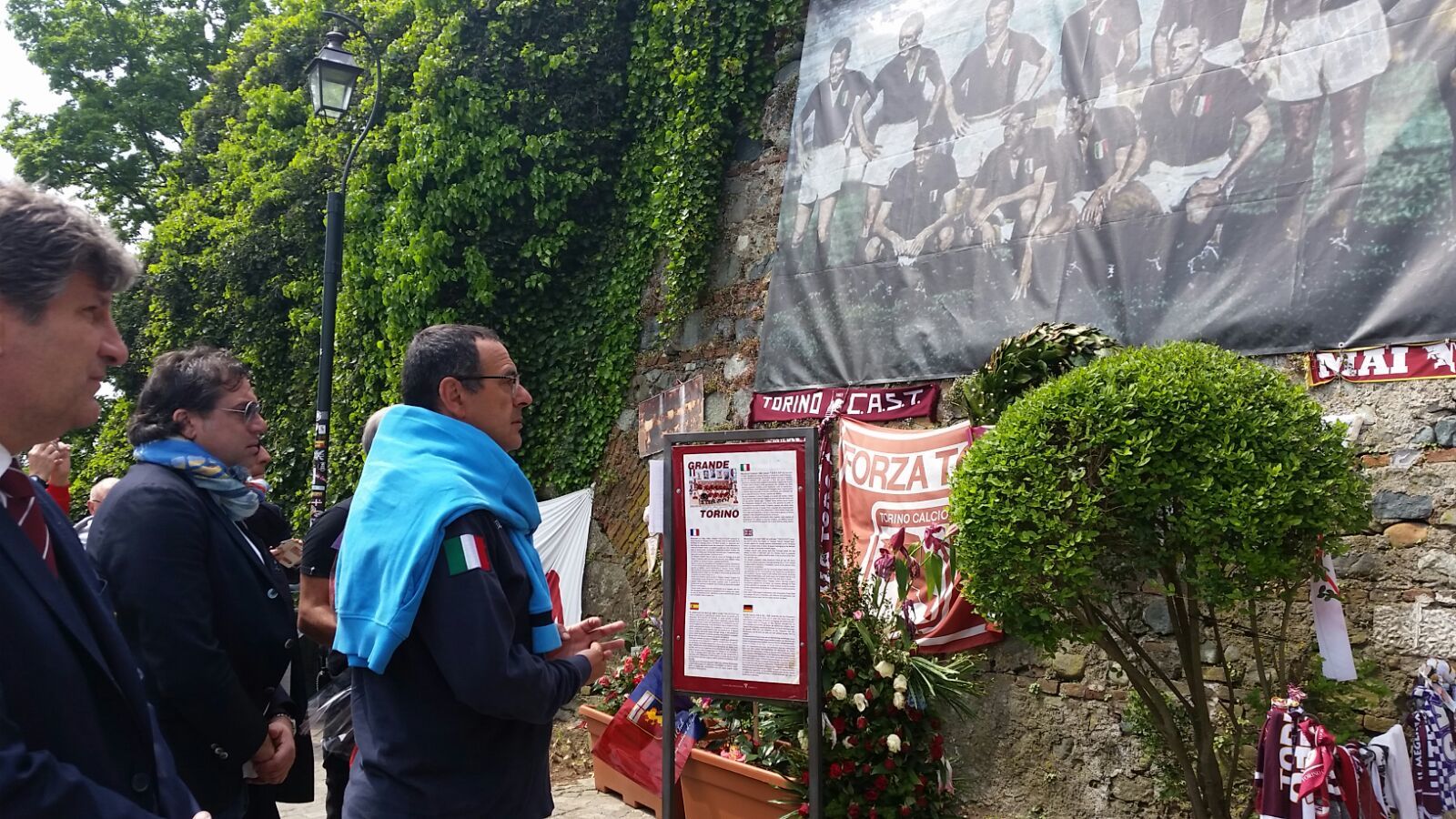 Sarri sale a Superga, il gagliardetto del Napoli per il Grande Torino