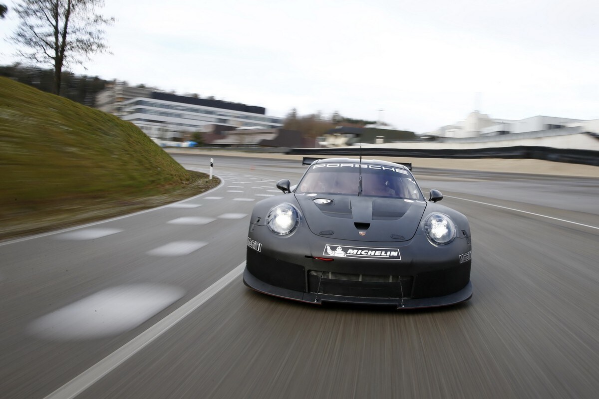 Porsche 911 RSR, primi test in pista per l'auto da corsa del 2017
