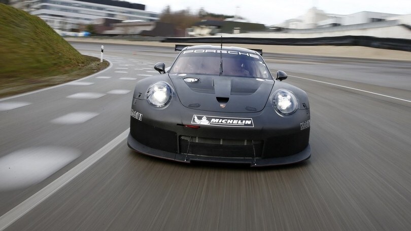 Porsche 911 RSR, primi test in pista per l'auto da corsa del 2017
