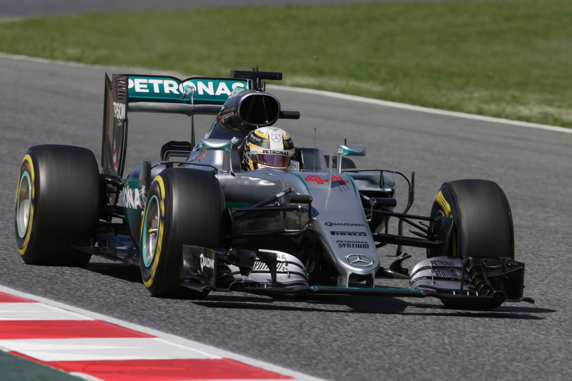 F1 Spagna: pole Hamilton, Ferrari in terza fila