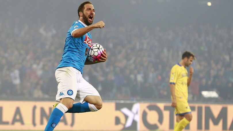 Serie A, il Napoli chiude secondo: Higuain da impazzire, superato Nordahl