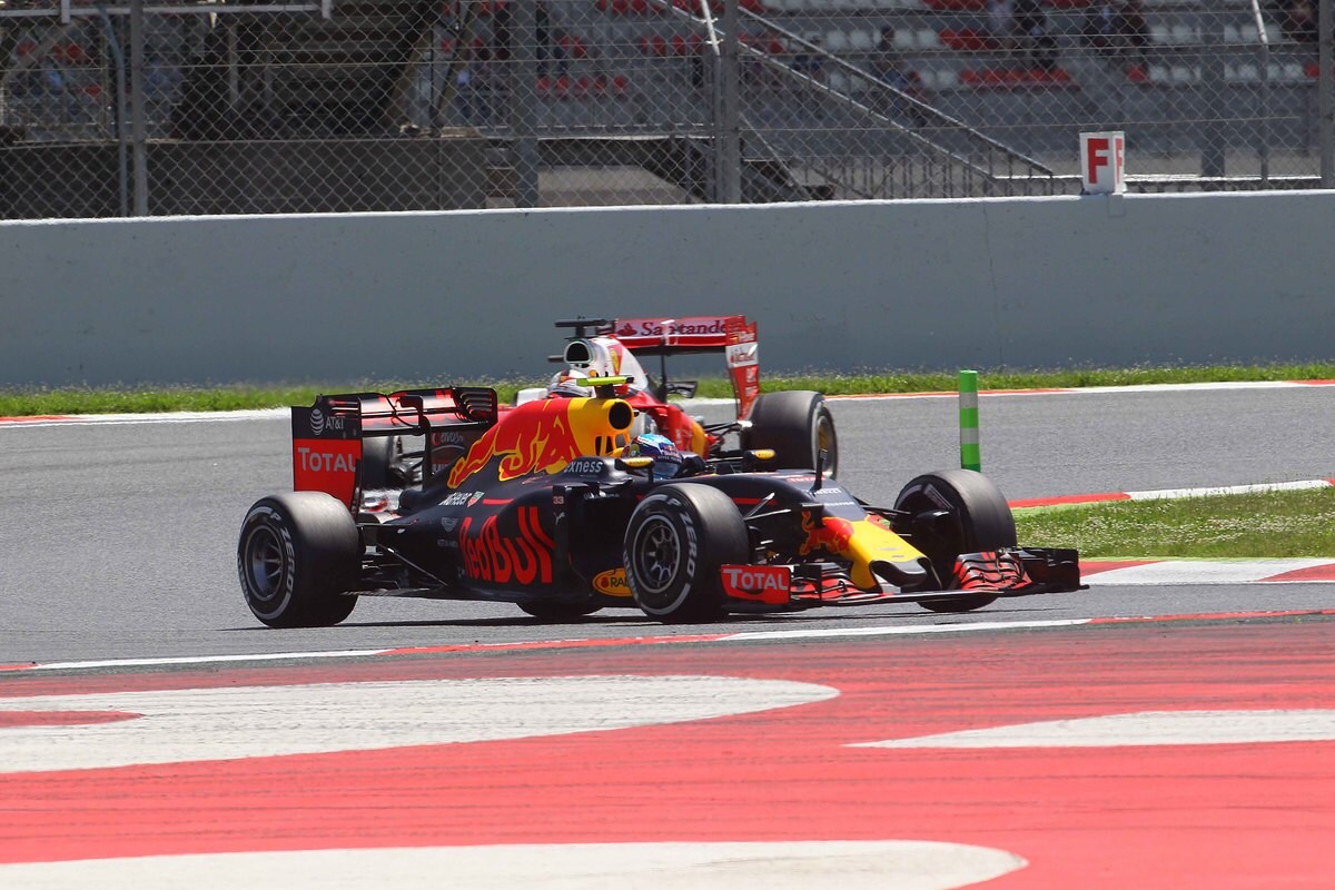 Verstappen nella storia, doppietta amara per Ferrari