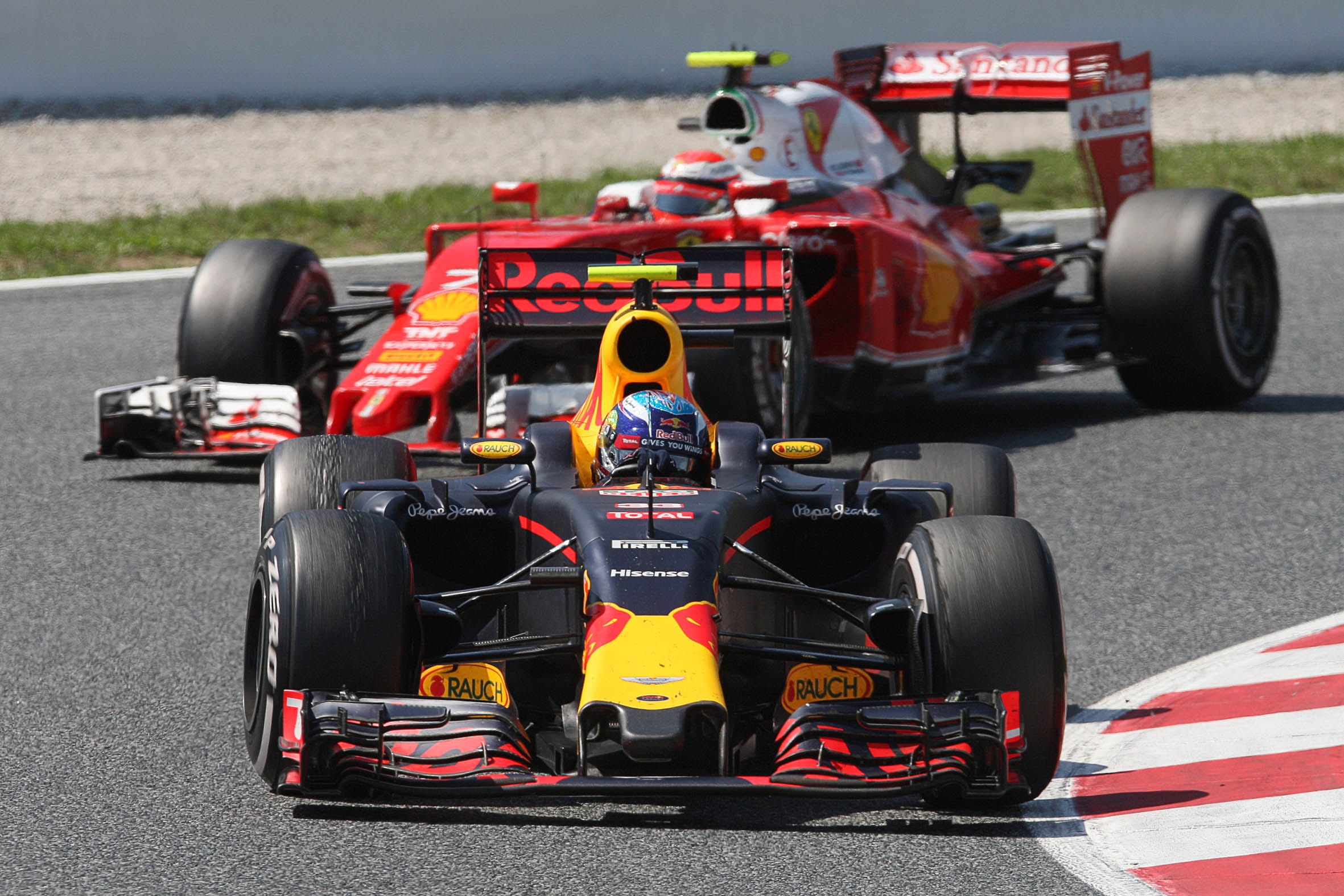 F1, Verstappen vola ancora a Barcellona