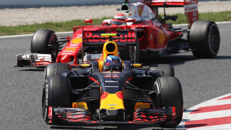 F1, Verstappen vola ancora a Barcellona